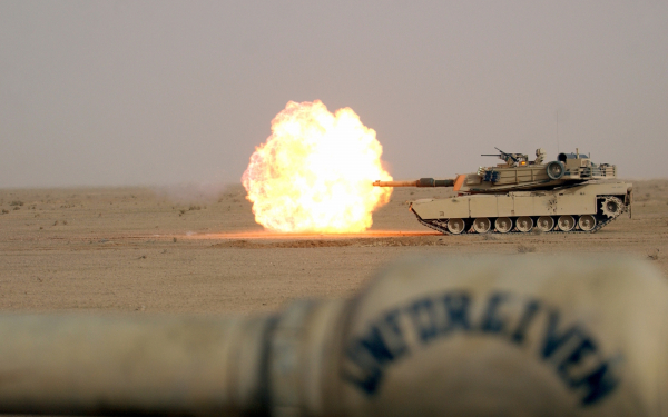 Танк Абрамс стреляет