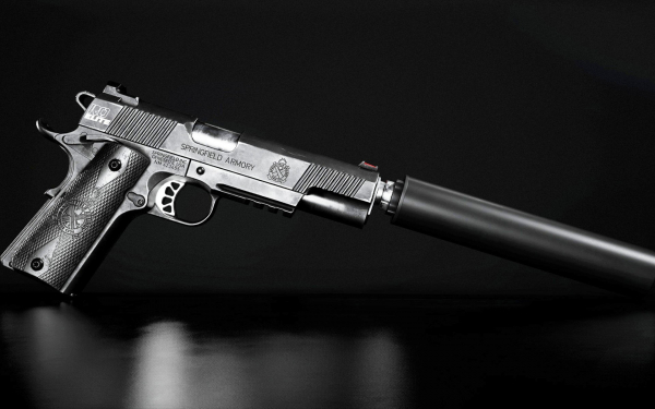 Пистолет с глушителем