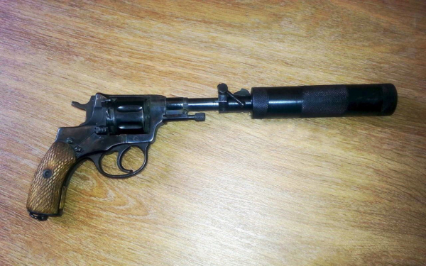 Револьвер с глушителем