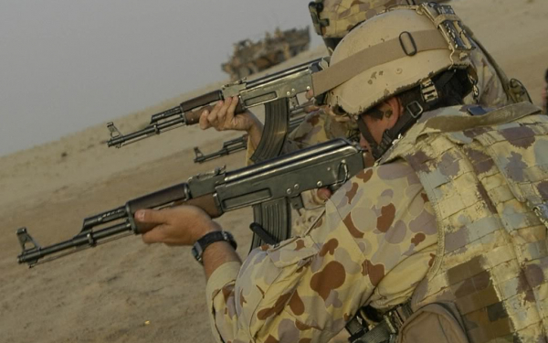 Американские пехотинцы с автоматами Калашникова