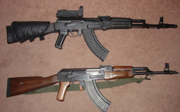 Автоматы Калашникова  АК-105 и АКМ