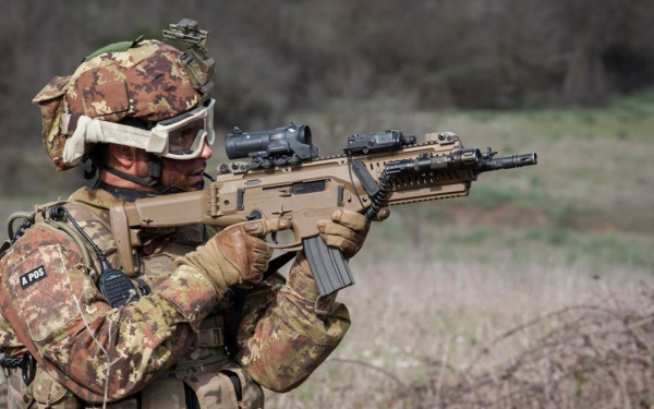 Пехотинец с итальянским автоматом Beretta ARX-160