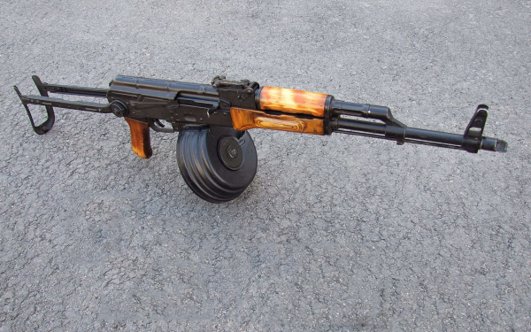 Автомат Калашникова с круглым магазином