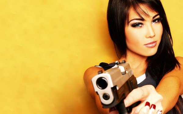 Симпатичная девушка с пистолетом