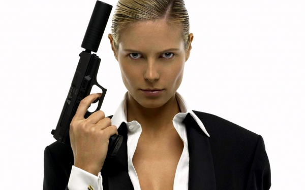 Строгая девушка с пистолетом