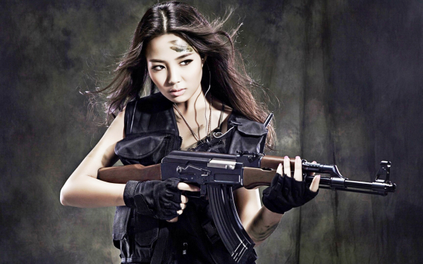 Девушка с автоматом Калашникова