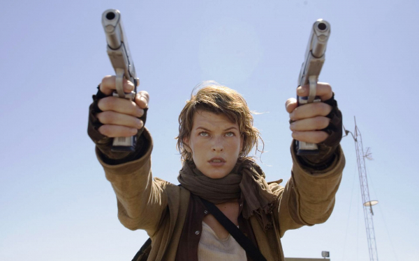 Милла Йовович с пистолетами