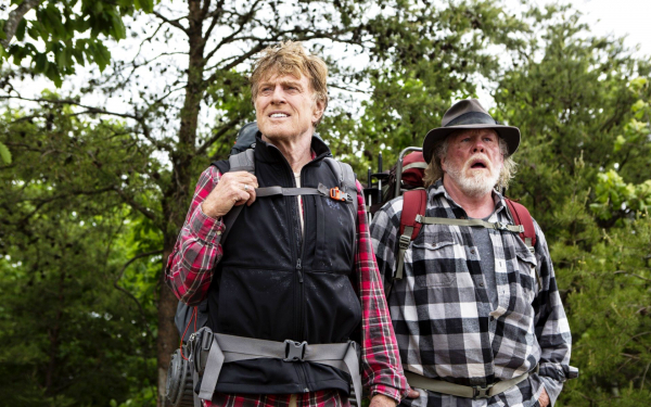 Роберт Редфорд и Ник Нолти в фильме Прогулка по лесам