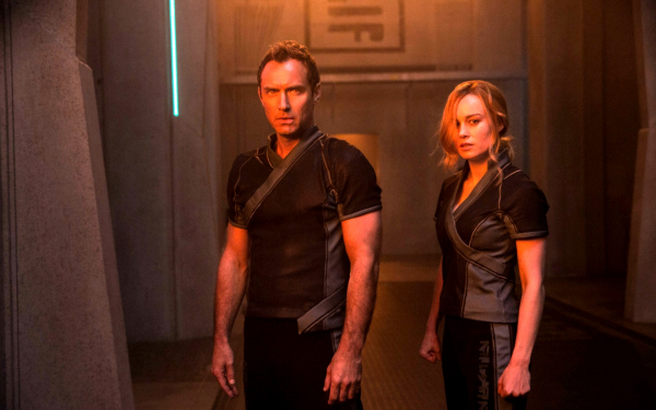 Джуд Лоу и Бри Ларсон в фильме Капитан Марвел