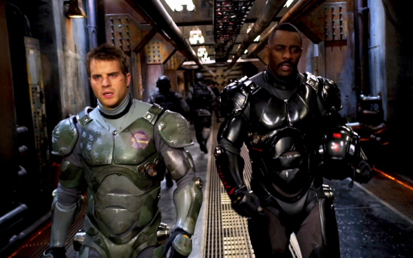 Чарли Ханнэм и Идрис Эльба в фильме «Тихоокеанский рубеж»