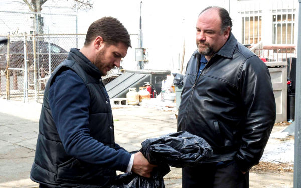 Том Харди и Джеймс Гандольфини в фильме Общак