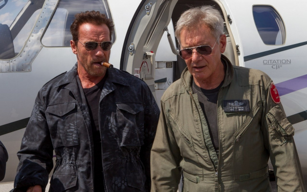 Арнольд Шварценеггер и Харрисон Форд в фильме «Неудержимые 3