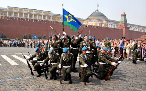 Воздушные десантники на Красной площади