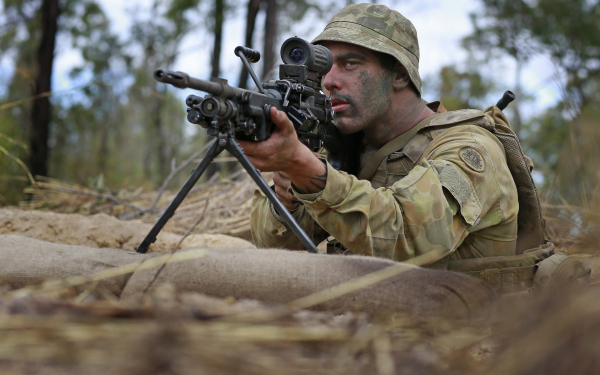 Солдат с пулеметом