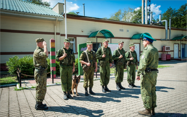 Пограничный наряд на получении приказа на охрану государственной границы