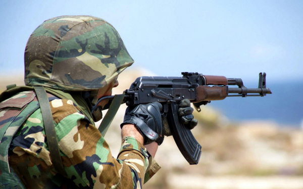 Солдат с автоматом