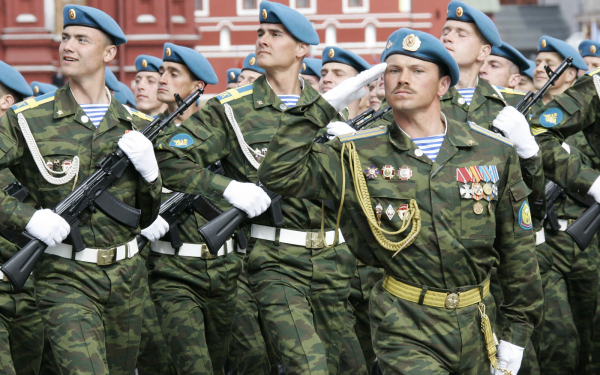 Курсанты военного училища вдв на параде