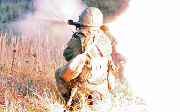 Российский солдат стреляет из ручного гранатомета