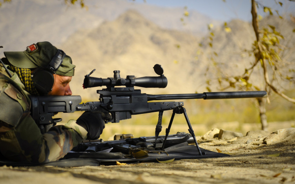 Военный снайпер занял позицию