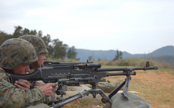 Солдаты на огневом рубеже
