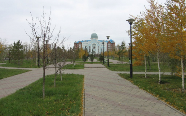 Парк перед синагогой в Астане