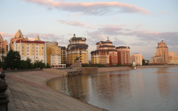 Набережная реки Ишим в Астане