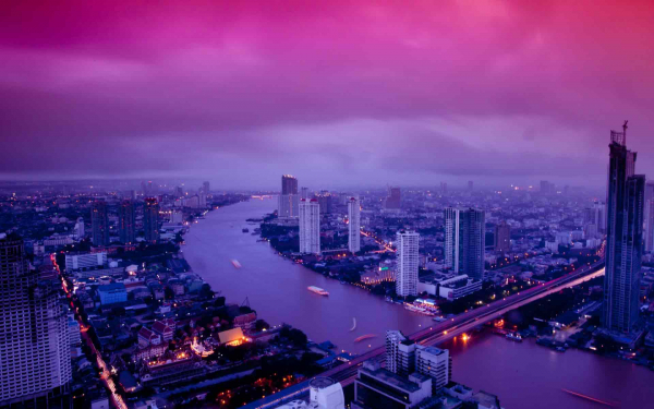 Река Чао-Прайя делит Бангкок на две части