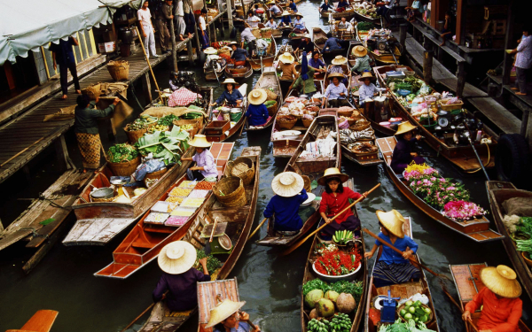 Бойкая торговля на рынке на воде