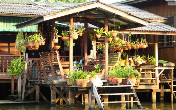 Магазин цветов у реки