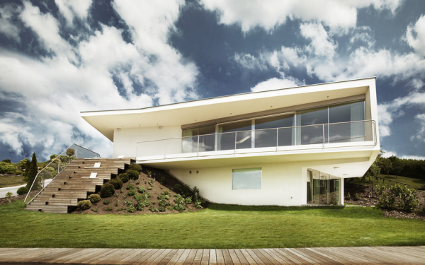 Загородный белый дом