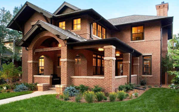 Кирпичный двухэтажный дом
