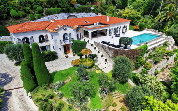 Вилла в тропическом лесу