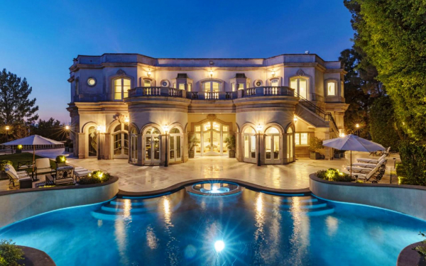 Вилла с бассейном