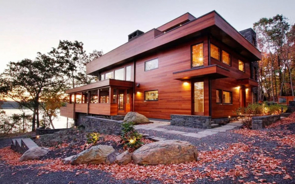 Дом на берегу реки