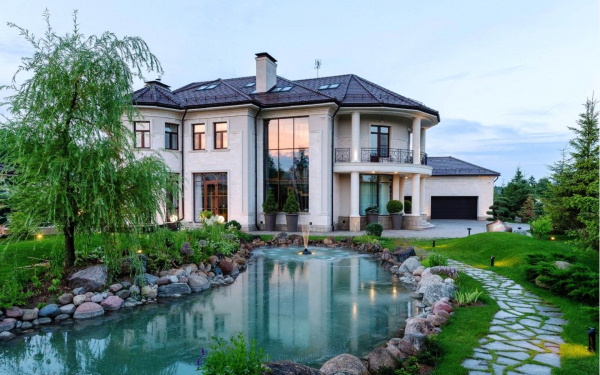 Дом около пруда