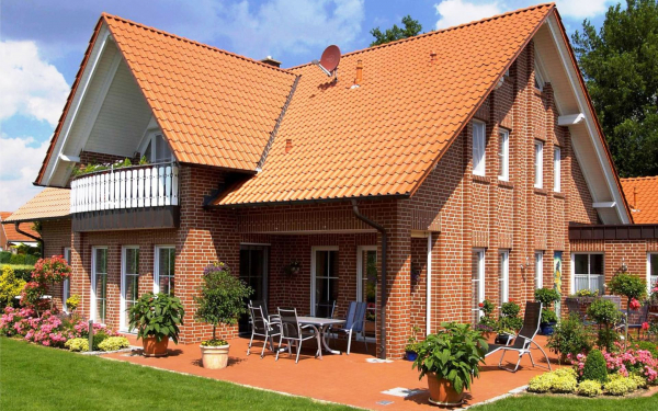 Кирпичный дом под черепицей