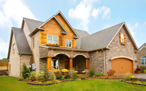 Кирпичный дом с гаражом и мансардой