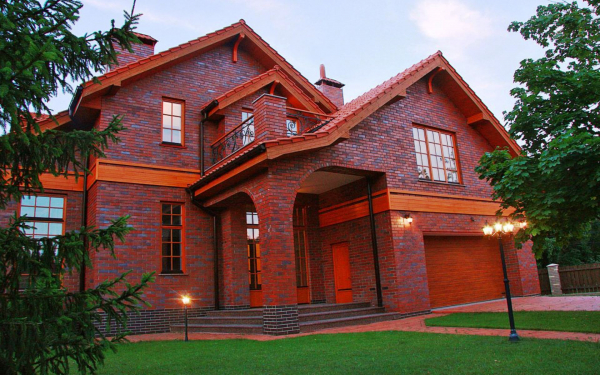 Кирпичный дом с мансардой и гаражом