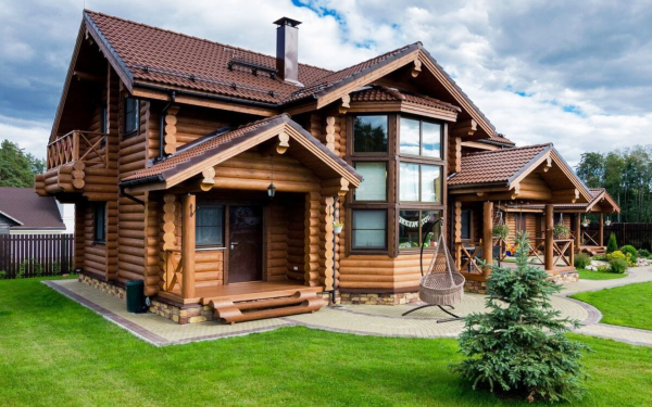 Большой красивый деревянный дом