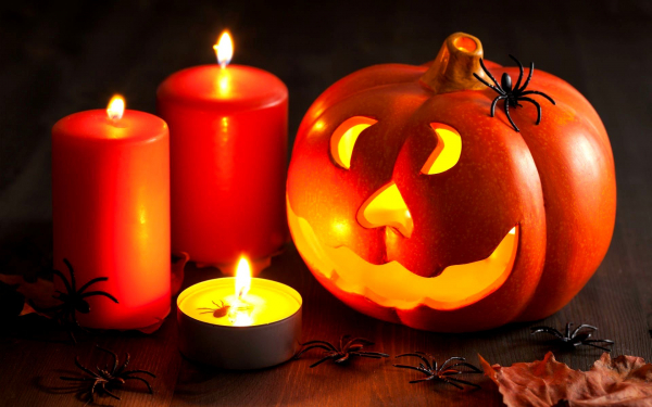 Праздник Хэллоуин, свечи и тыкввенный фонарь