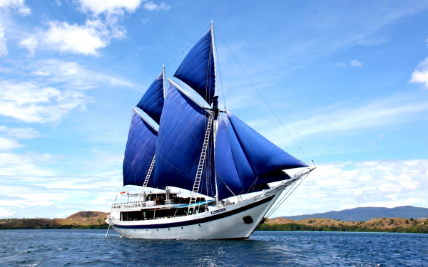 Корабль под синими парусами