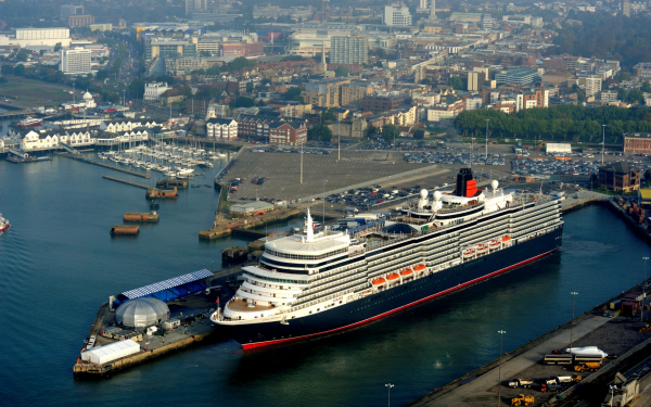 Круизный корабль Queen Elizabeth в Саутгемптоне