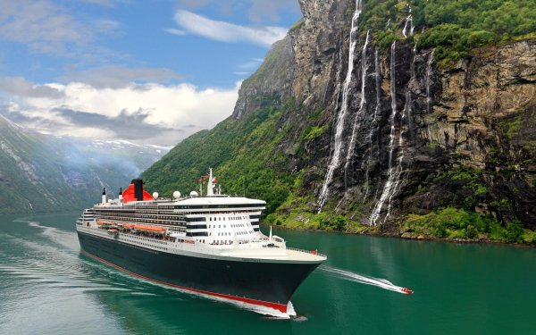 Круизный лайнер Queen Mary 2 в норвежском фьорде