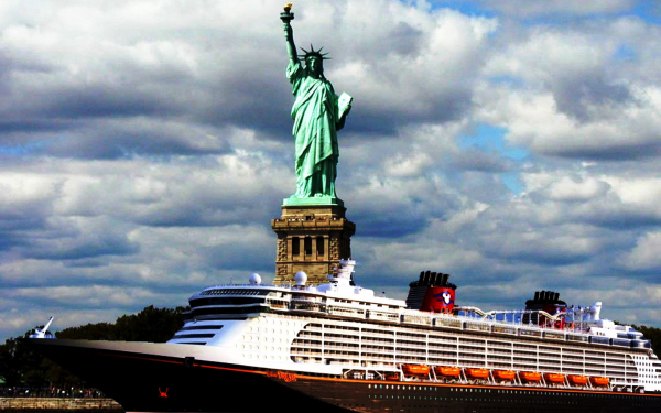 Круизный корабль у статуи Свободы