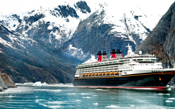 Круизный лайнер у берега Аляски