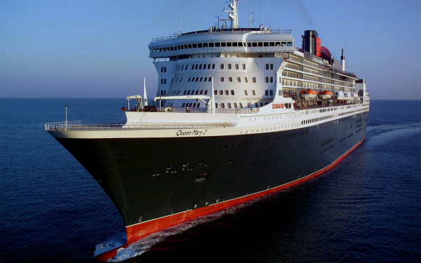 Океанский лайнер Queen Mary 2 в океане