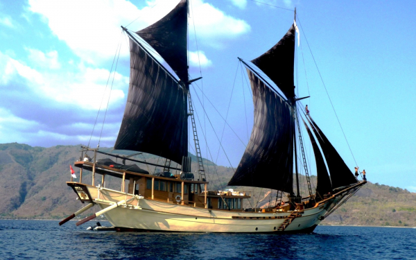 Парусник под черными парусами