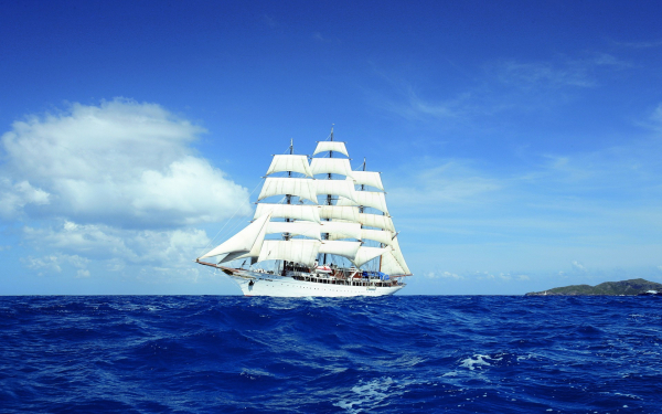 Парусный корабль в синем море