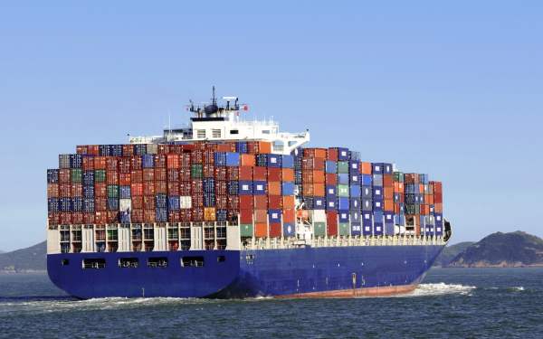 Огромный контейнеровоз