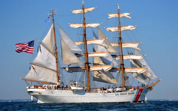 Парусный корабль под американским флагом